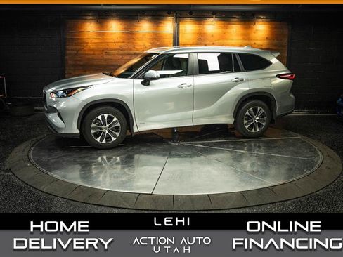 Used 2024 Toyota Highlander XLE AWD/4WD image 1