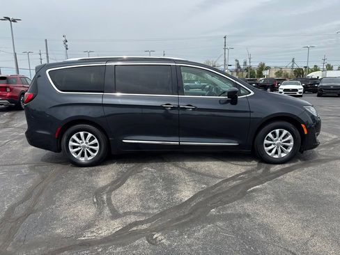 Used 2020 Chrysler Pacifica Touring-L FWD image 8