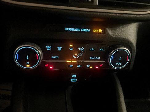 Used 2022 Ford Escape SE w/ SE Sport Appearance Package image 21