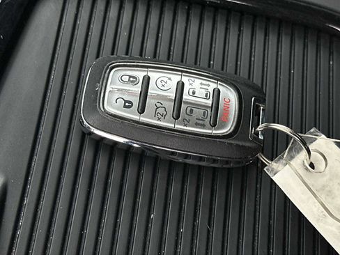 Used 2024 Chrysler Pacifica Limited FWD image 26
