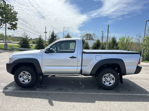 Used 2011 Toyota Tacoma 4x4 Regular Cab image 2
