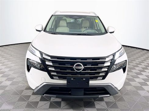 Used 2025 Nissan Rogue SL w/ Tech Package image 3