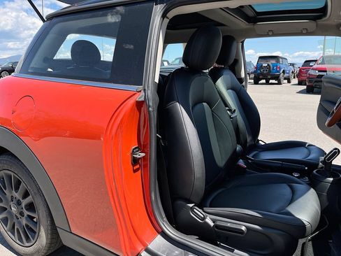 Used 2020 MINI Cooper 2-Door Hardtop w/ Premium Package FWD image 27