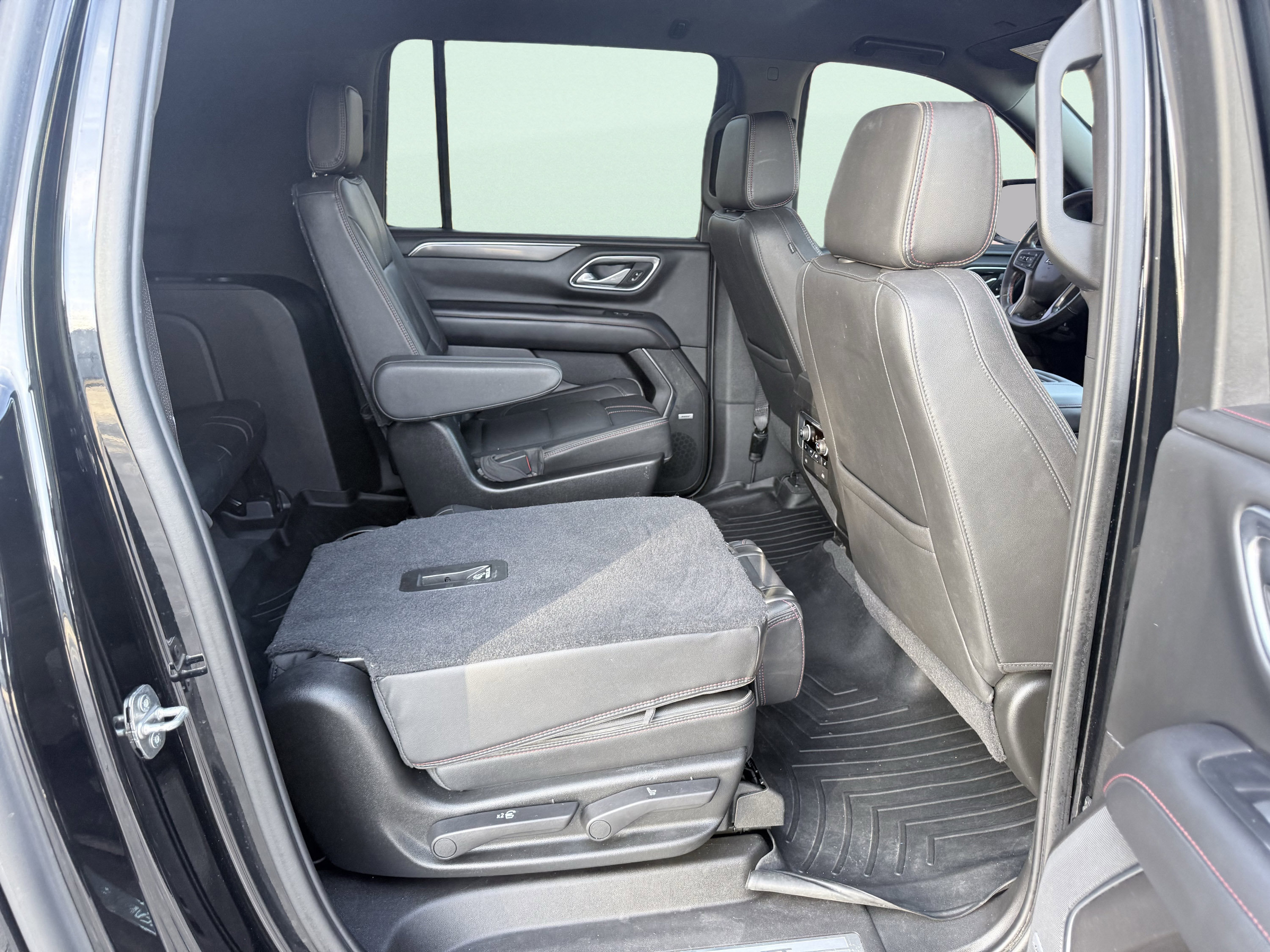 Used 2021 Chevrolet Suburban RST w/ Luxury Package AWD/4WD image 29