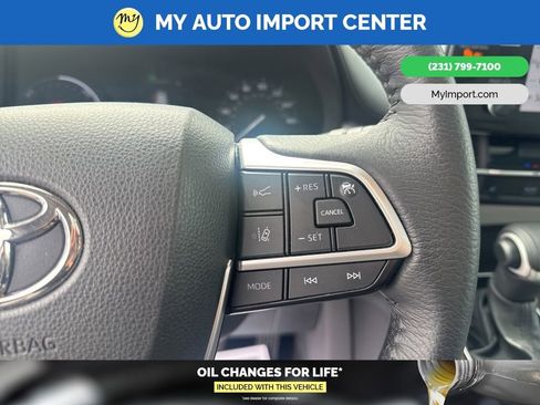 Used 2023 Toyota Sienna XLE FWD image 16