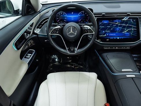 Used 2024 Mercedes-Benz E 350 4MATIC Sedan image 3