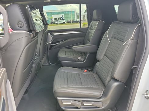 New 2026 Cadillac Escalade ESV Platinum Sport w/ LPO, ONYX Package image 16