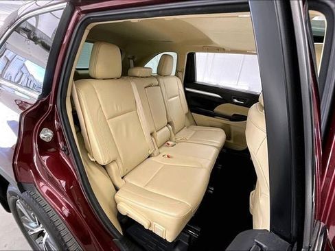 Used 2016 Toyota Highlander XLE image 19