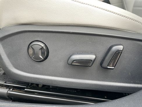 Used 2023 Volkswagen Jetta SE w/ Panoramic Sunroof Package FWD image 24