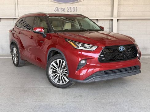 Used 2021 Toyota Highlander Platinum FWD image 2
