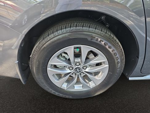 Used 2025 Toyota Sienna XLE FWD image 43