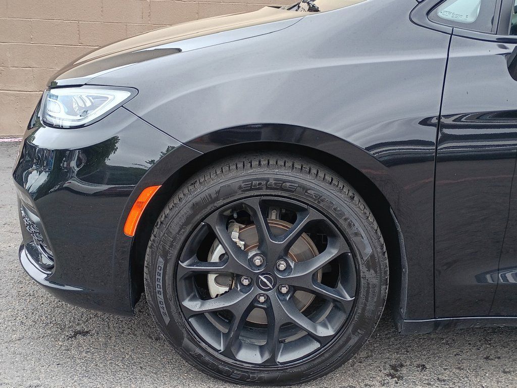 Used 2025 Chrysler Pacifica Limited FWD image 9
