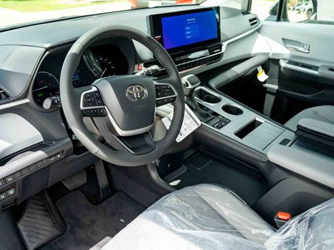 New 2026 Toyota Sienna XLE FWD image 8
