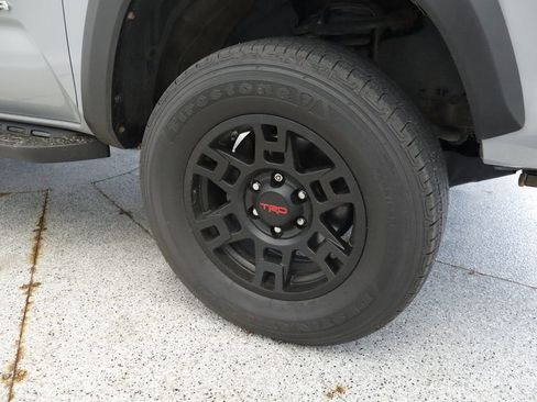 Used 2018 Toyota Tacoma TRD Off-Road AWD/4WD image 15