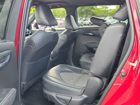 Used 2022 Toyota Highlander XSE FWD image 14