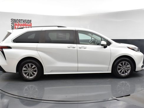 Used 2022 Toyota Sienna XLE image 5