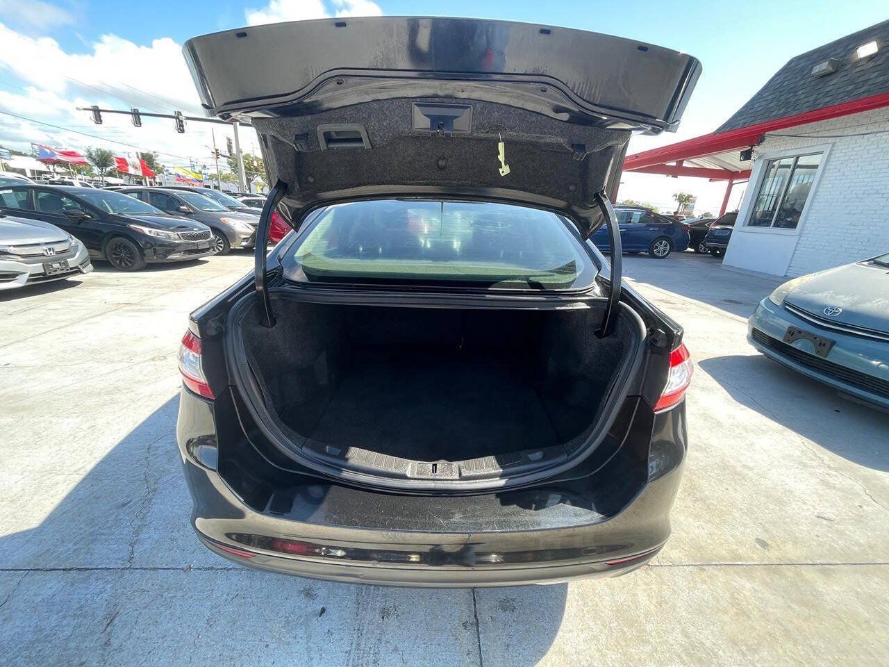 Used 2014 Ford Fusion SE FWD image 8