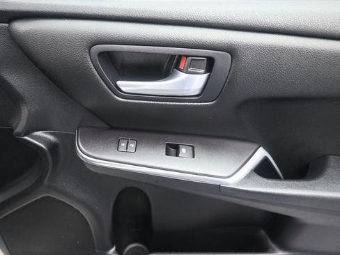 Used 2016 Toyota Camry SE image 17