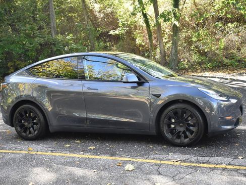 Used 2021 Tesla Model Y Long Range image 11