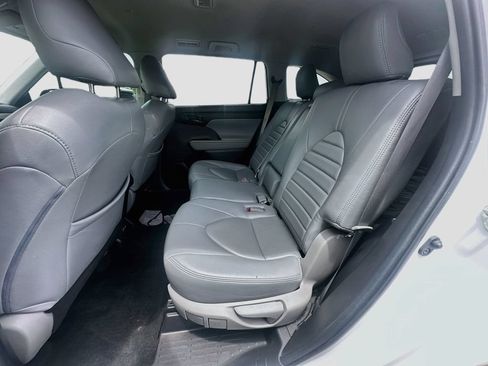 Used 2022 Toyota Highlander LE FWD image 24