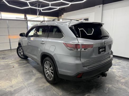 Used 2016 Toyota Highlander XLE AWD/4WD image 3