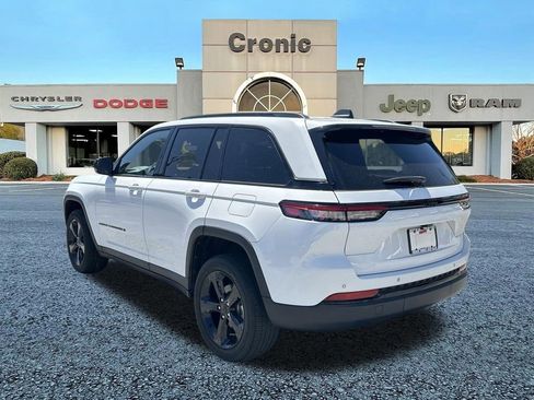 Used 2023 Jeep Grand Cherokee Altitude RWD image 5