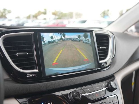 Used 2024 Chrysler Pacifica Touring-L FWD image 23