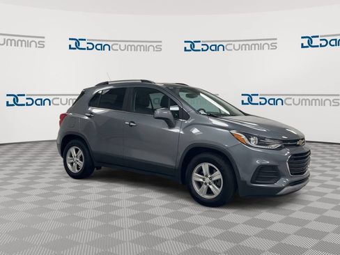 Used 2020 Chevrolet Trax LT w/ Sun & Sound Package FWD image 2