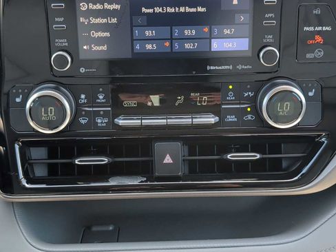 Used 2021 Toyota Highlander XLE image 17