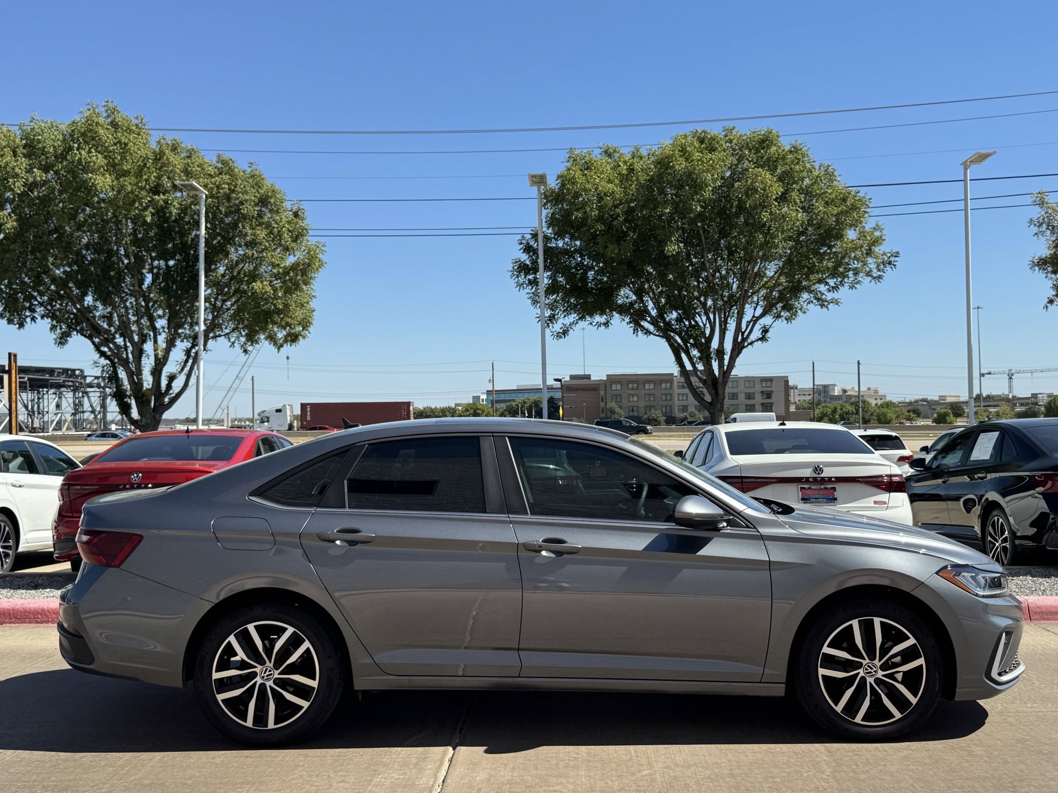 Used 2026 Volkswagen Jetta SE FWD image 3