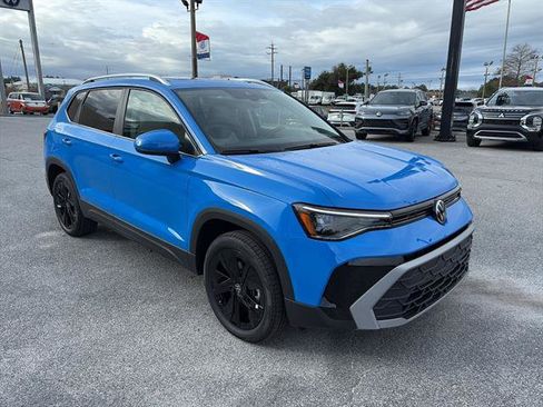 New 2026 Volkswagen Taos SE FWD image 8
