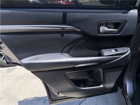Used 2019 Toyota Highlander SE FWD image 21