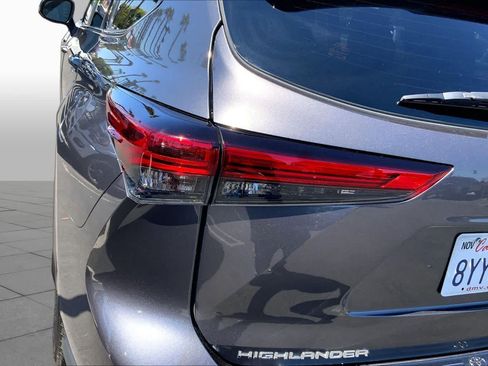 Used 2022 Toyota Highlander LE FWD image 28