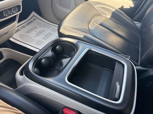 Used 2023 Chrysler Pacifica Touring-L FWD image 16