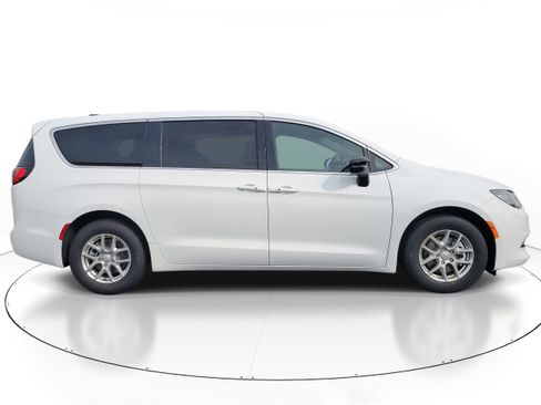New 2026 Chrysler Voyager LX image 5