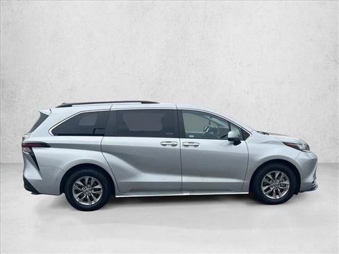 Used 2023 Toyota Sienna XLE image 4