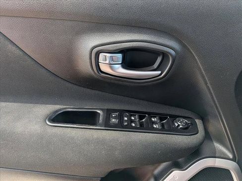 Used 2021 Jeep Renegade Latitude AWD/4WD image 15