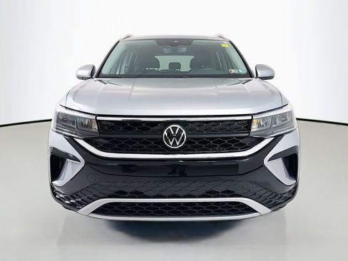 Used 2022 Volkswagen Taos SE image 2