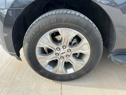 Used 2024 Ford Expedition XLT RWD image 2