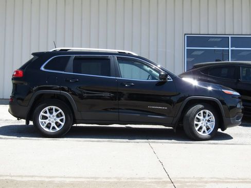 Used 2018 Jeep Cherokee Latitude Plus AWD/4WD image 2