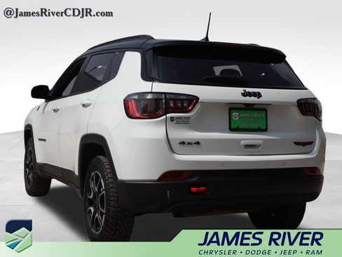 Used 2025 Jeep Compass Trailhawk AWD/4WD image 3