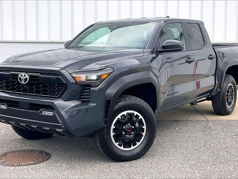 Used 2025 Toyota Tacoma TRD Off-Road image 2