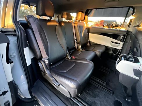 Used 2024 Kia Carnival EX image 20