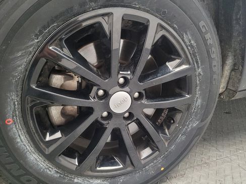 Used 2019 Jeep Cherokee Latitude w/ Popular Appearance Group AWD/4WD image 31