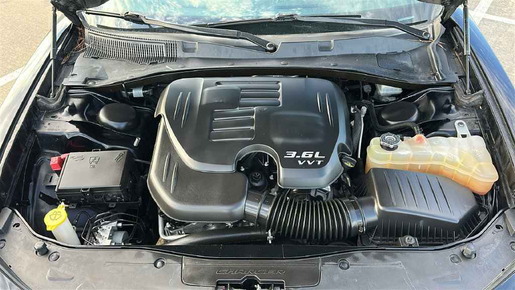 Used 2021 Dodge Charger SXT w/ Blacktop Package RWD image 3