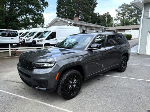 Used 2024 Jeep Grand Cherokee L Laredo image 1