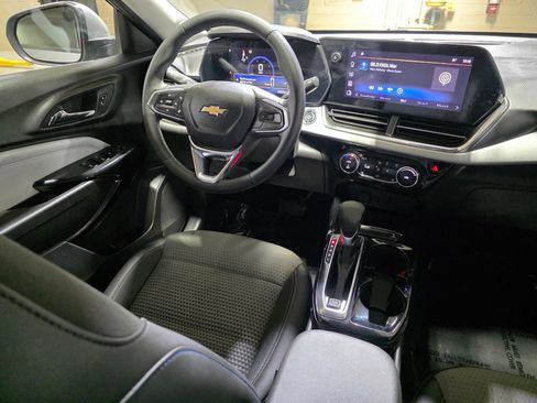 Used 2025 Chevrolet Trax LT w/ Driver Confidence Package FWD image 19
