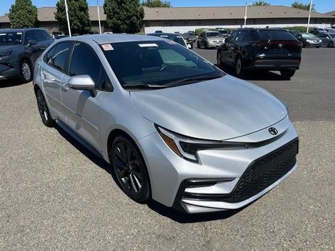 Used 2025 Toyota Corolla SE FWD image 2