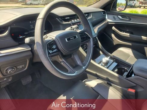 Used 2024 Jeep Grand Cherokee Overland w/ Luxury Tech Group IV AWD/4WD image 17