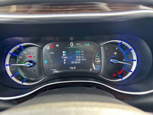Used 2023 Chrysler Pacifica Limited w/ Uconnect Theater Family Group FWD image 34